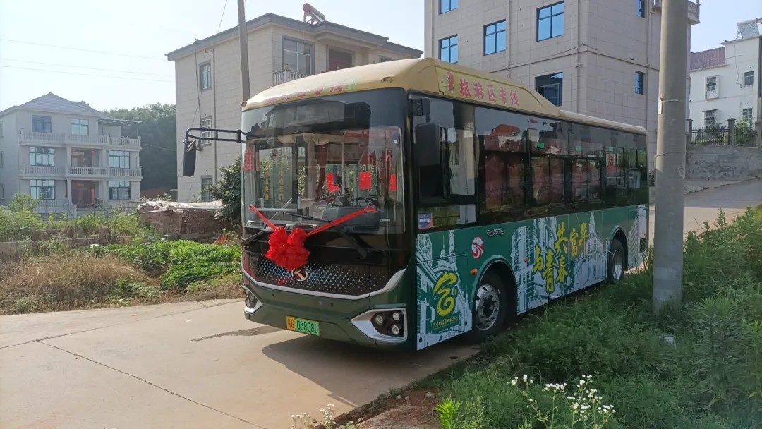 公交車(chē)變身婚車(chē) “低碳”婚禮引領(lǐng)新風(fēng)尚潮流