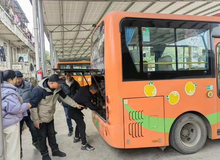 撫州長(zhǎng)運(yùn)：南豐分公司開(kāi)展“愛(ài)車?yán)！苯涣骰顒?dòng)