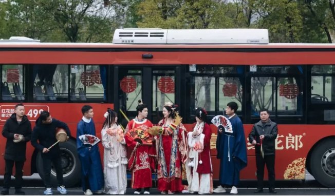 新余公交:公交車(chē)變身婚車(chē) 開(kāi)往“下一站幸福”