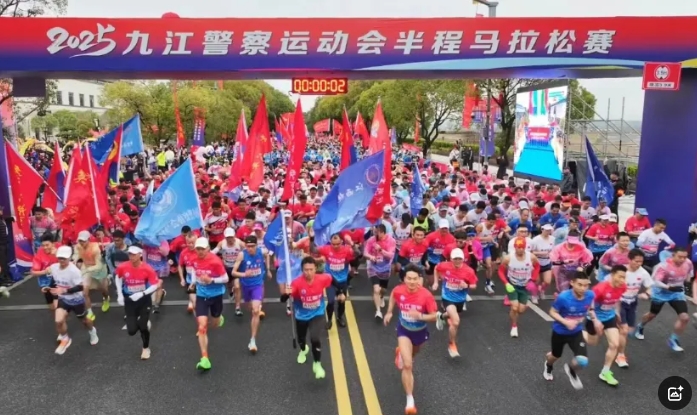 九江長運:共青公司護(hù)航九江警察運動會半程馬拉松賽